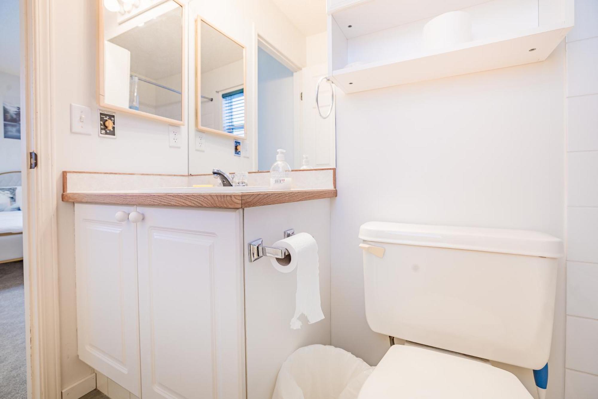 Main Floor Suite, 3 Bdr, 4Bd Spacious And Cozy คาลการี ภายนอก รูปภาพ