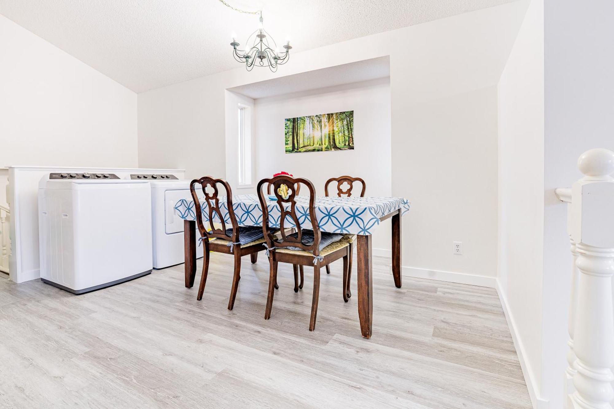 Main Floor Suite, 3 Bdr, 4Bd Spacious And Cozy คาลการี ภายนอก รูปภาพ