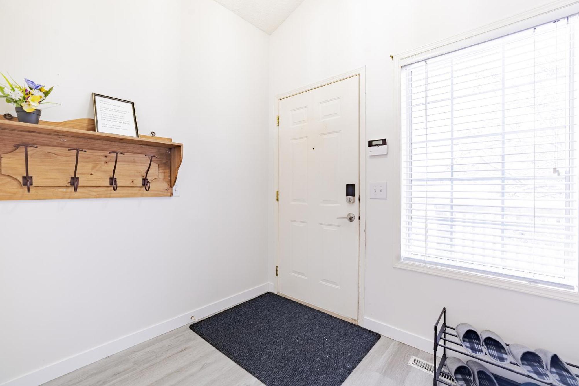 Main Floor Suite, 3 Bdr, 4Bd Spacious And Cozy คาลการี ภายนอก รูปภาพ